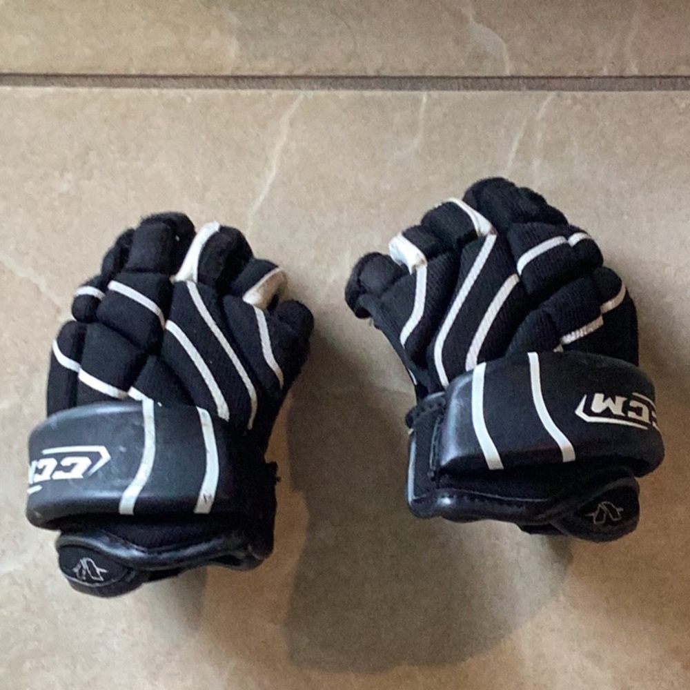 CCM Ice hockey gloves, kids 9 inches, 23 cm has been used a lot